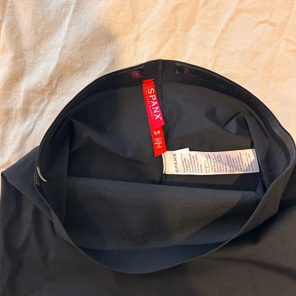 SPANX High-Waisted Mid-Thigh Black Short - Picture 3 of 4